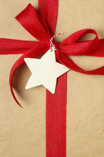 圣诞礼物回收包装纸礼物标签红蝴蝶结背景图片下载
