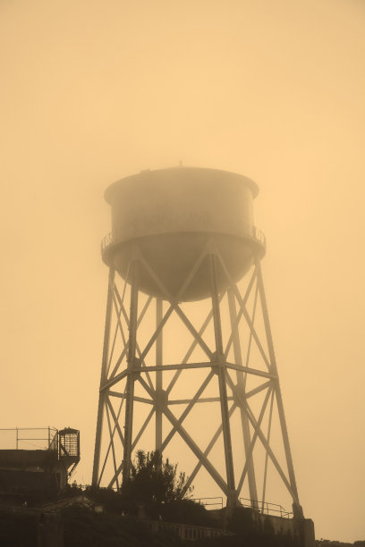 旧金山的恶魔岛，大雾弥漫。深褐色的图片下载