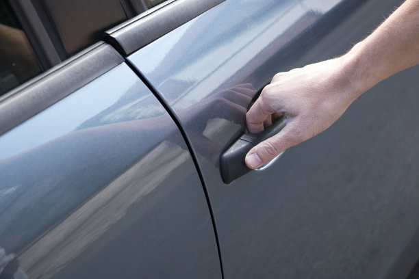 用手关上车门图片下载