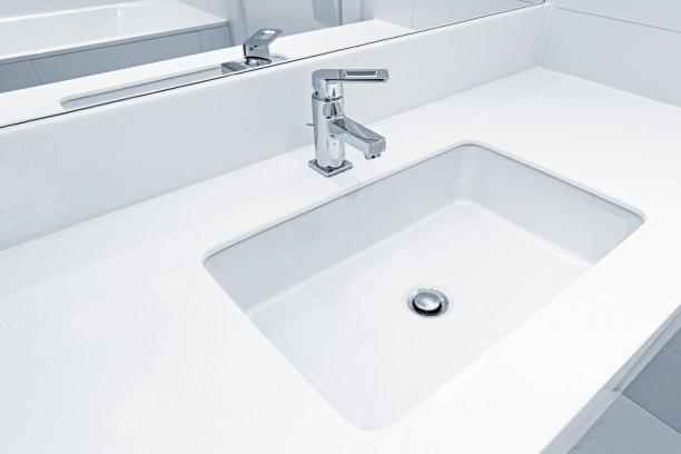 镜子旁的白色水槽。图片下载