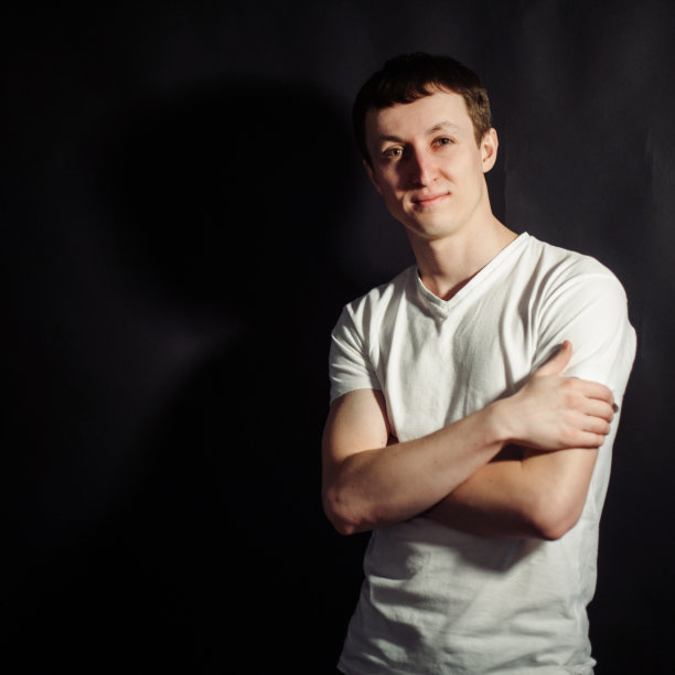 穿着白衬衫的漂亮年轻人图片下载