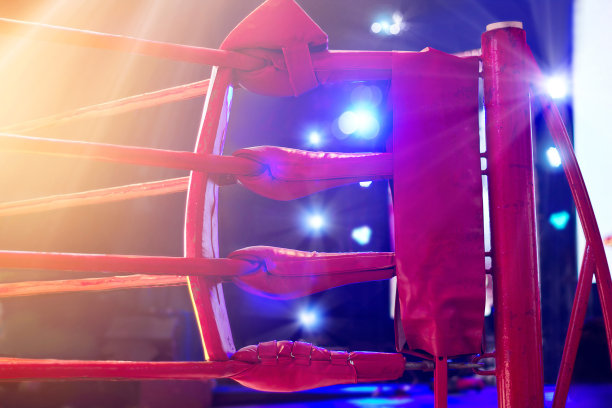 拳击圈的红角和泛光灯，戏剧性的灯光图片下载