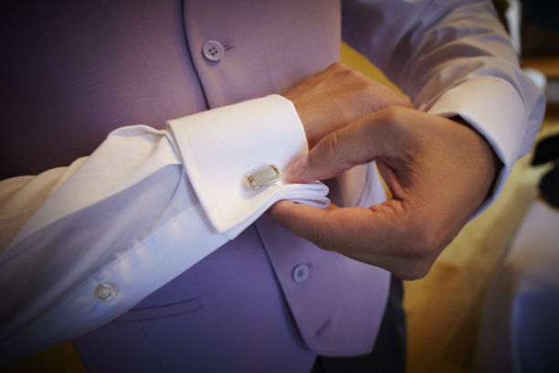 把袖扣插在衬衫洞里的男人图片下载