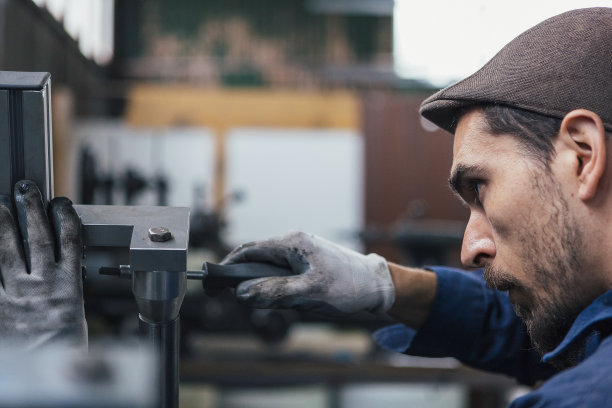 人使用螺丝刀的特写图片下载