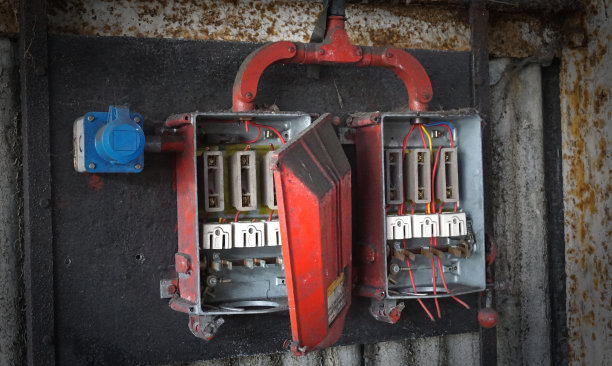 废弃的电箱图片下载