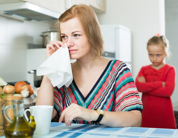 沮丧的妈妈在训斥小女孩图片下载