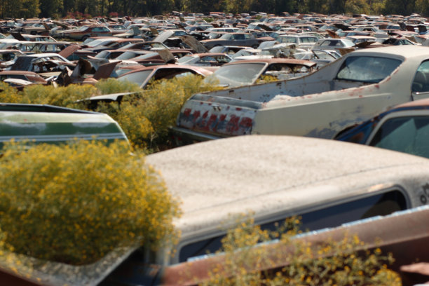 垃圾堆里生锈的报废汽车图片下载