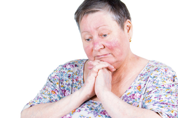 不开心，伤心的高级女人，孤立的画室肖像图片下载