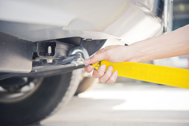 用拖绳牵引的拖车图片下载