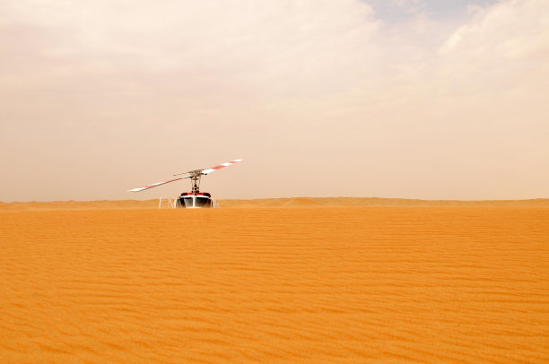 沙漠中的直升机图片下载