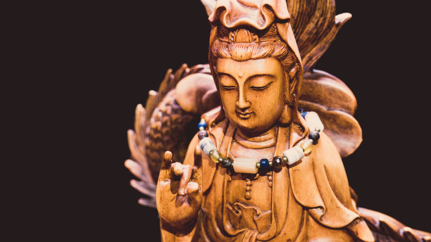 复古风格的佛像与浅黑色的背景。图片下载