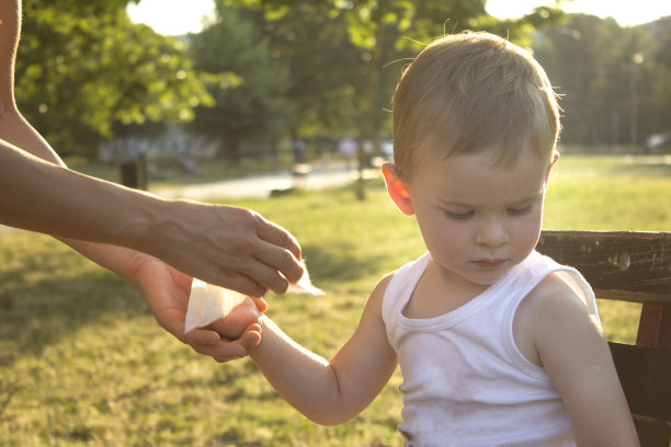 妈妈给婴儿洗澡素材图片