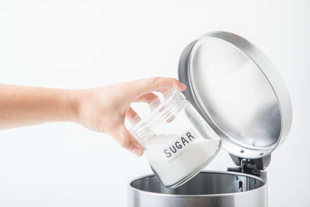 把糖扔进垃圾桶图片下载