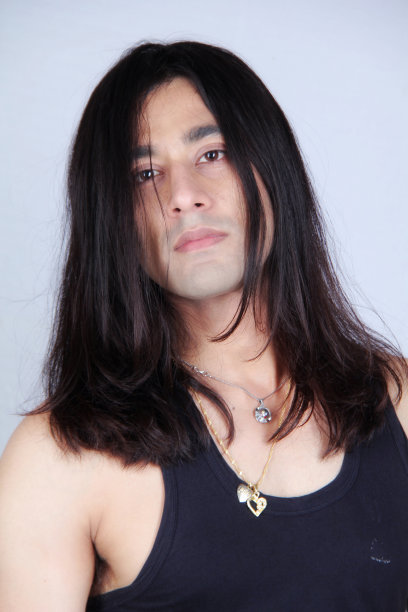 穿t恤的长发男人图片下载