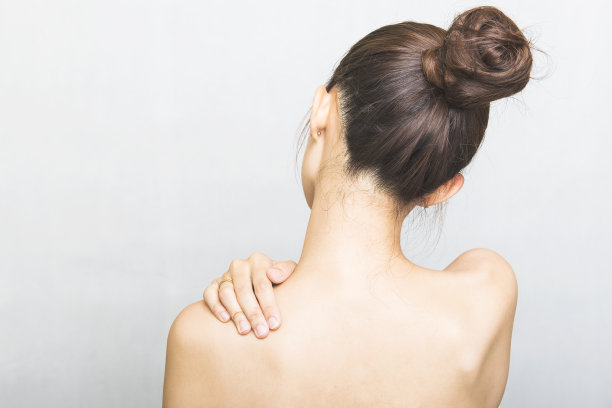 美丽女人的背影，孤立在白人背景下，亚洲人图片下载