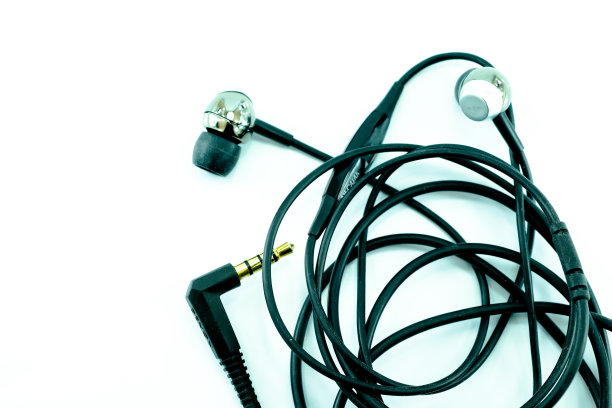 黑色耳机，白色背景图片下载