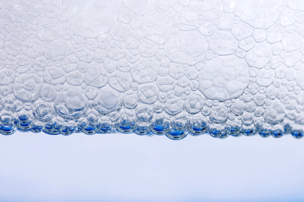 泡泡浴中在水面上形成的泡泡图片下载