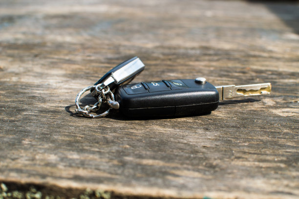 车钥匙在木头表面上图片下载