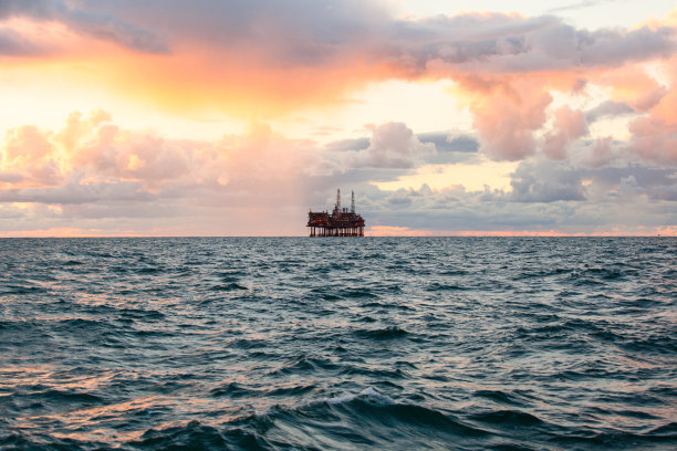 用于石油和天然气生产的离岸建造平台素材图片