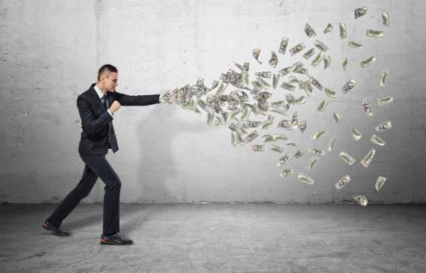 全身的商人用他的拳头和钞票击打图片下载