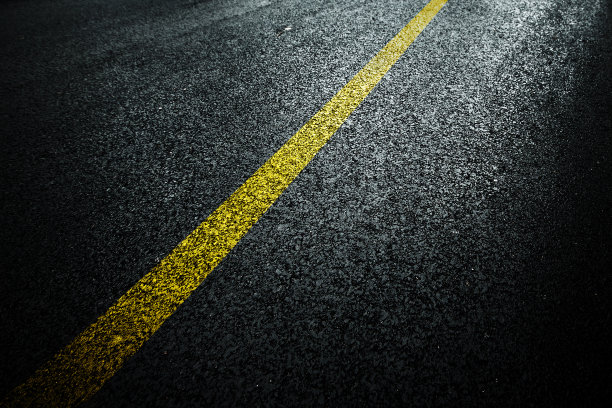 黑暗的沥青路基。图片下载