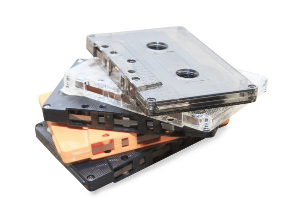 一组白色背景的旧盒式磁带图片下载