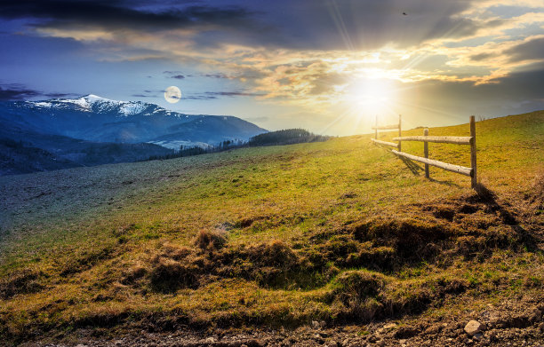 时间变化的概念。春天乡间田野上的篱笆图片下载