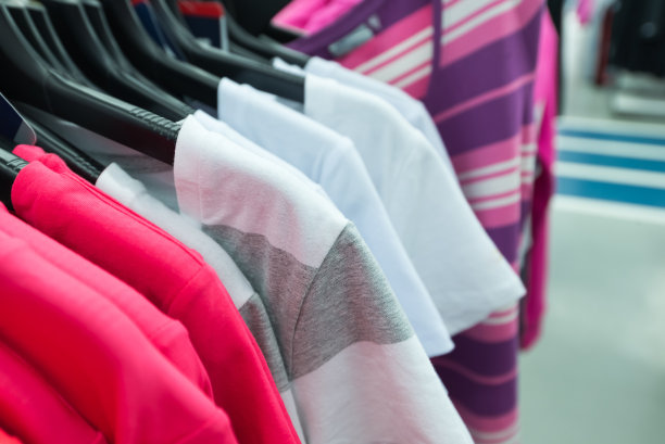 女士t恤挂在商店的衣架上图片下载