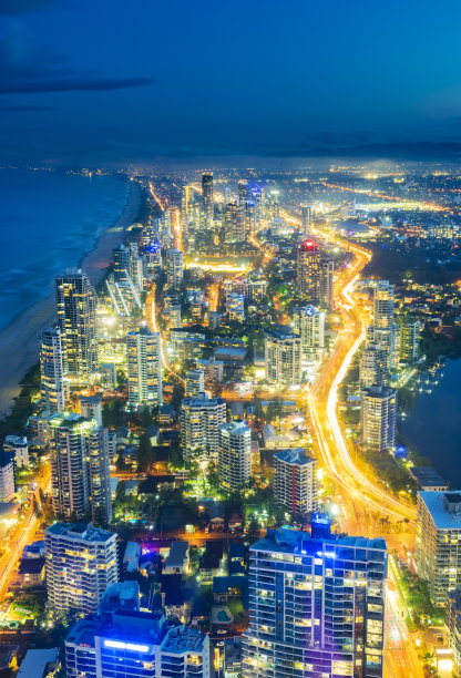 日落时分黄金海岸的现代建筑图片下载