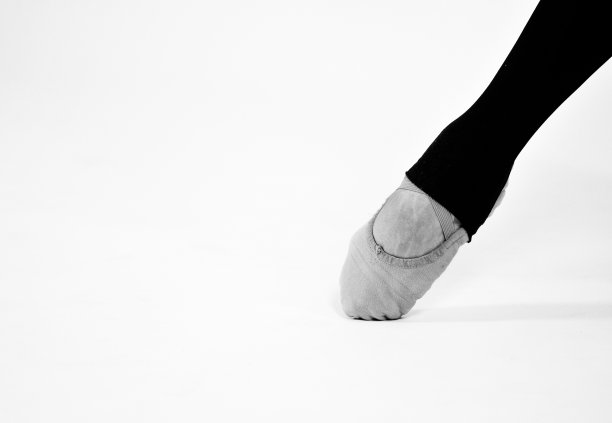 芭蕾舞者脚的黑白照片图片下载