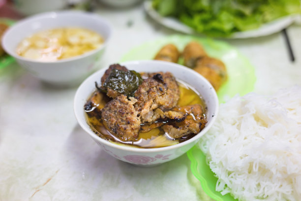 “包子茶”是一种越南著名的面条汤，以烤猪肉和米粉为原料，配上新鲜的香草、蘸酱和春卷图片下载