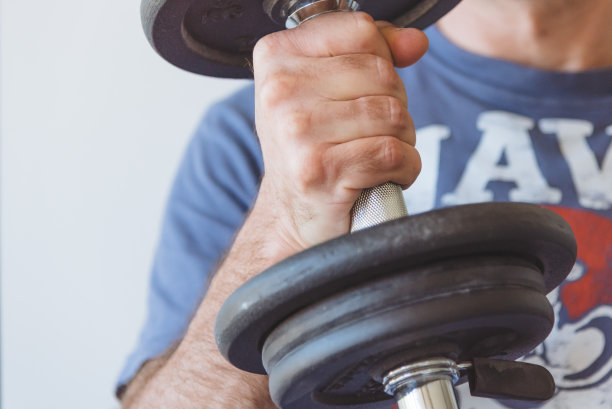 男人用哑铃做运动图片下载