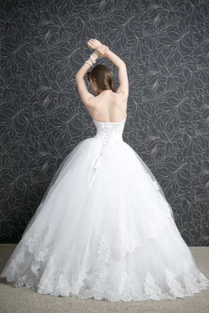 女人在白色婚纱与紧身衣，后视图图片下载