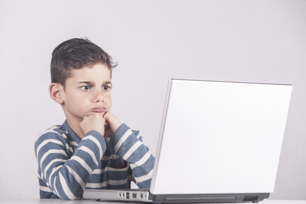 沮丧的男孩在电脑前图片下载