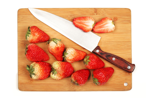 切菜板上的新鲜草莓图片下载