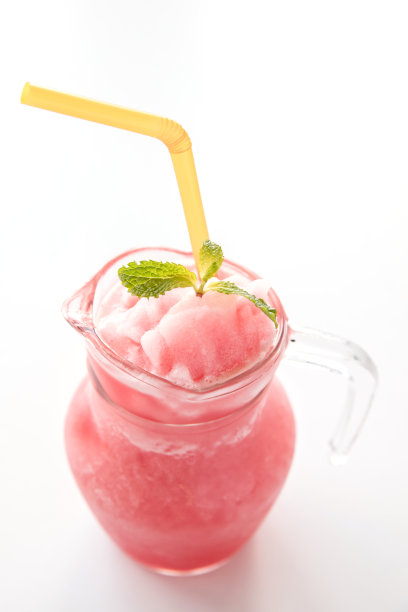 白色背景上的西瓜汁。图片下载