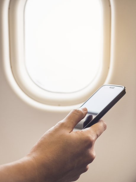 手持智能手机在车上图片下载