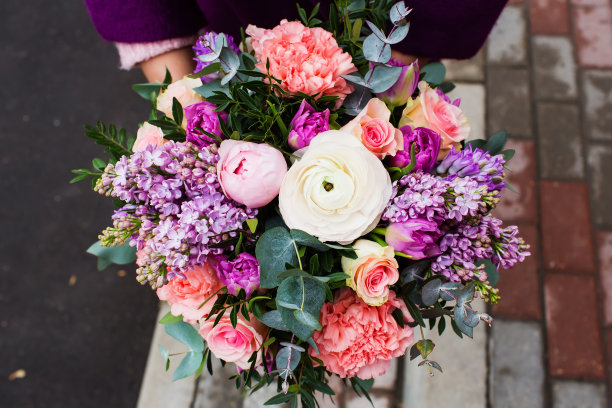 女性手中美丽的花束素材图片