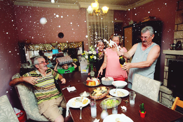 一个在家庭聚会上开香槟的男人图片下载