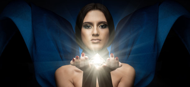 美丽的女人与灿烂的宝石图片下载