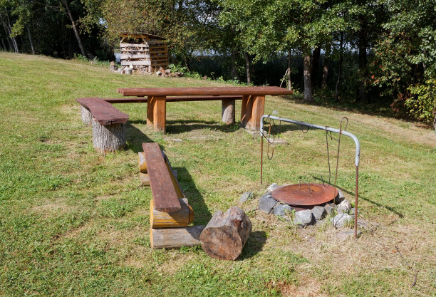 欧洲森林是游客生火和带食物的铜的理想场所图片下载