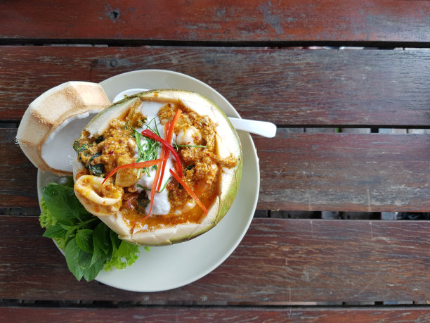 蒸鱼咖喱酱与海鲜虾，鱿鱼，鲷鱼和香草在椰子泰国，我们称为何莫是美味的泰国食物。图片下载