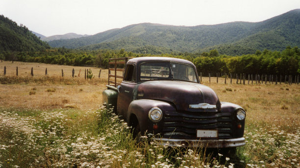 陈旧生锈的卡车湖区智利图片下载