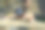 一个女人在户外爬垂直墙的极限运动图片下载