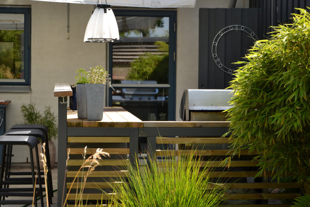 室外厨房的不锈钢燃气烤架图片下载