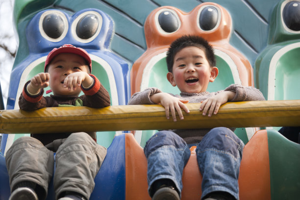两个孩子在集市上一起坐缆车图片下载