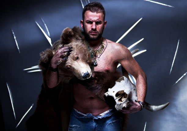 一个穿着熊外套，带着疤的恐怖男人图片下载