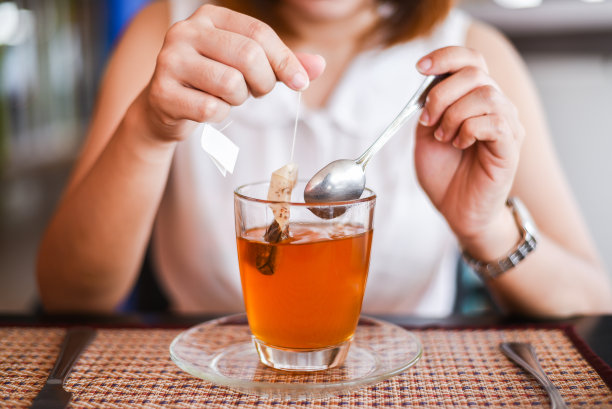 女人用手泡茶素材图片