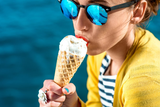 吃冰淇淋的女人图片下载