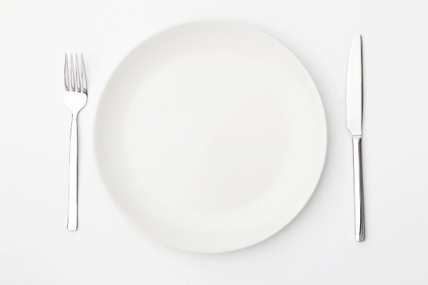 一套白色餐具，包括瓷器和银器图片下载